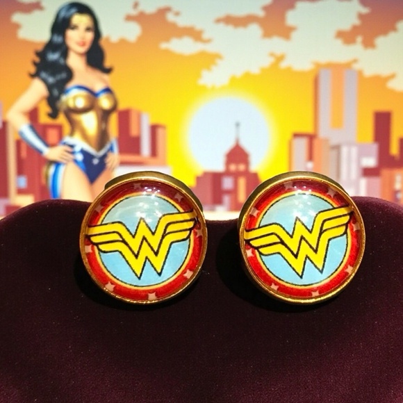 Wonder Woman stud earrings - Picture 1 of 4